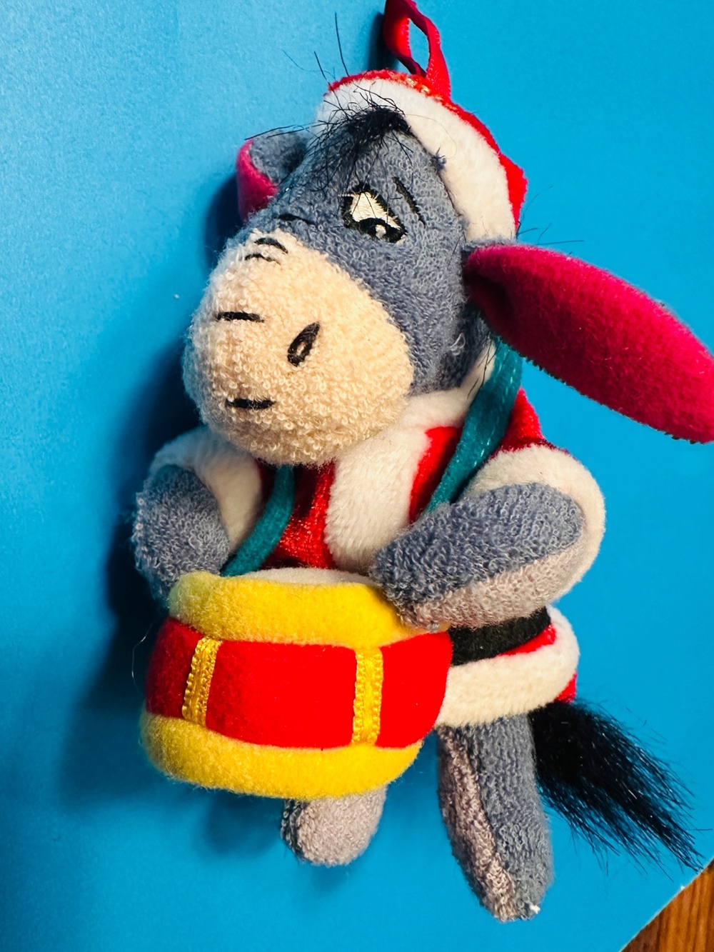 Disney Store 2002 Eeyore Santa w/Drum & 2002 on Hat Holiday Ornament Plush  5.5”
